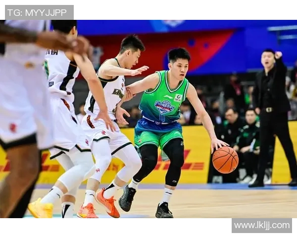 天津先行者与辽宁本钢第一节激烈对抗展现篮球魅力与团队精神